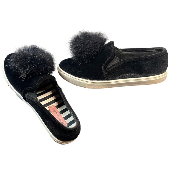 Betsey Johnson On Sneakers Black Faux Fur Pom Pom Accents‎ Casual Shoes Size 7.5 - Picture 9 of 11